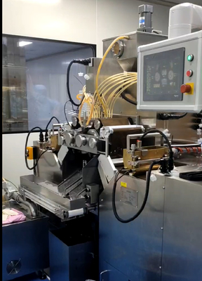 Maschine zur Herstellung von Soft Gel-Kapseln mit Servo-Steuerung Die Rollgeschwindigkeit von 1-7rpm und ≤±2% Füllgenauigkeit