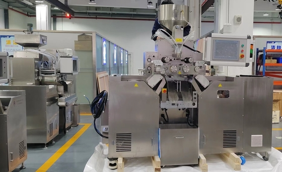 Präzise 380-Volt-Servo-Steuerung Soft Capsule-Maschine mit Edelstahl-Körper und Rollen F150x250mm 6
