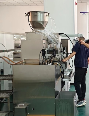 Rolling Type Soft Gelatin Machine 1-3,5 Rpm Rollgeschwindigkeit Membranpumpe Außenzirkulation
